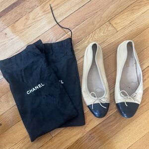 Chanel Vintage 2006 Two Tone Beige Black Cap Toe Ballet Flats Classic 40.5